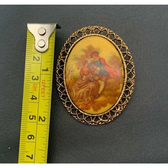 Vintage Ceramic Courting Couple In A Garden Gold Tone Oval Brooch - Picture 4 of 4
